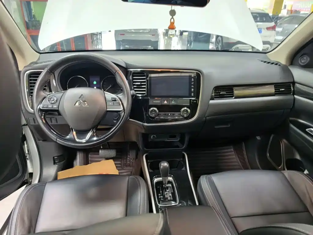 Mitsubishi Outlander 2020 — фото 10