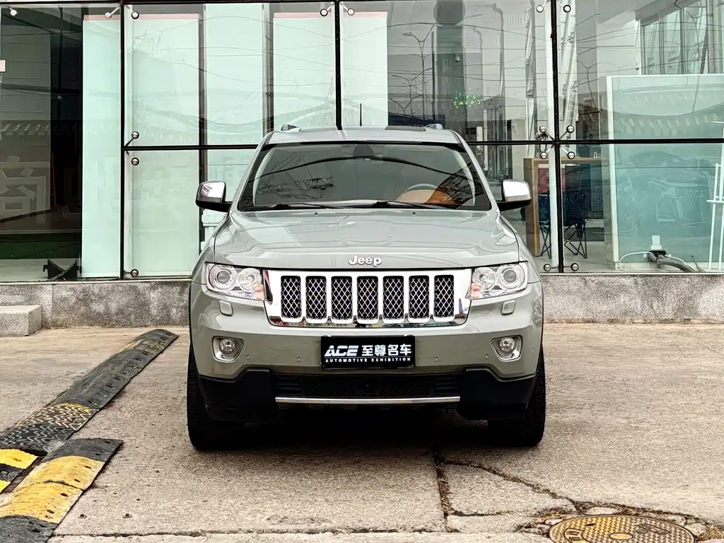 Jeep Grand Cherokee 2012 — фото 2