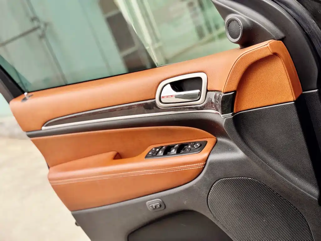 Jeep Grand Cherokee 2012 — фото 10