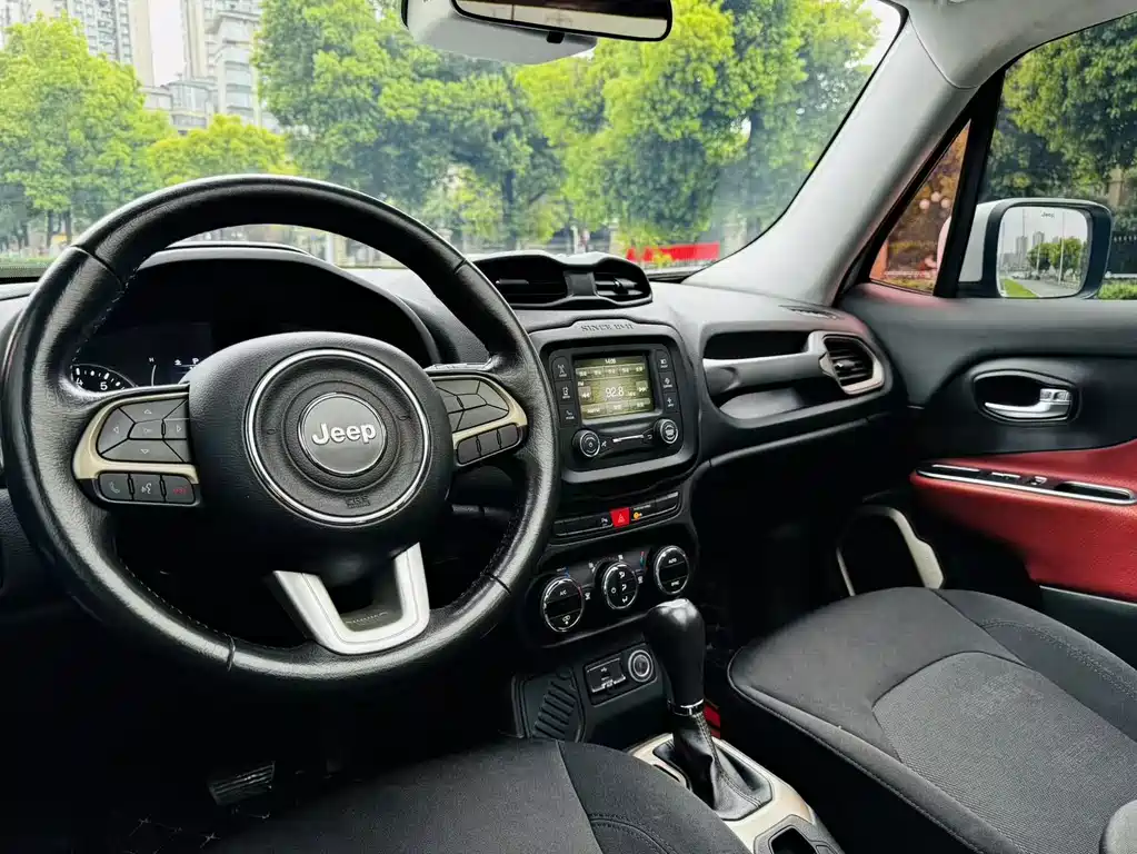 Jeep Renegade 2017 — фото 15