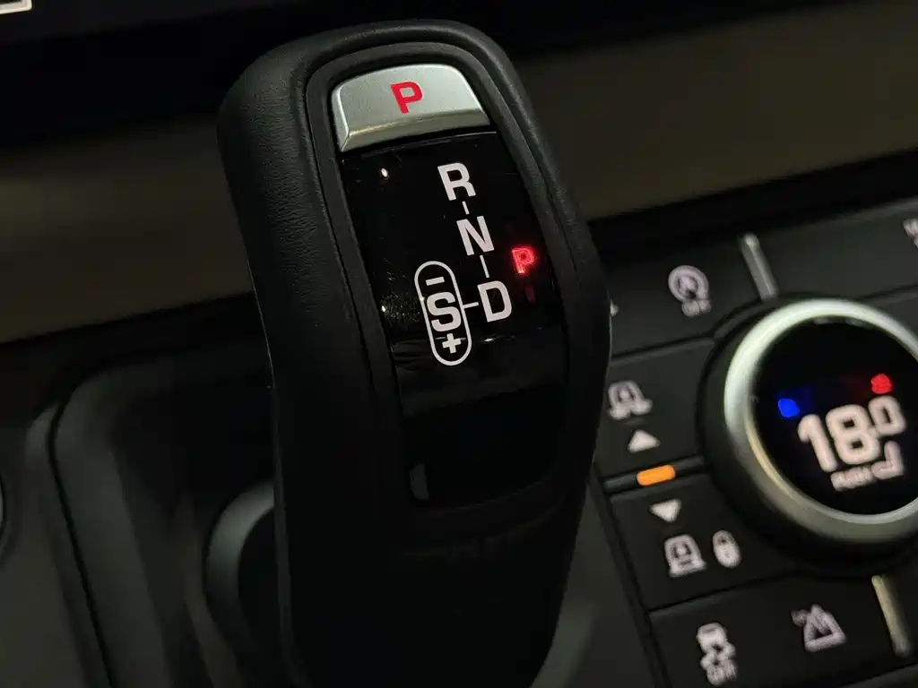 Land Rover Defender 2021 — фото 12