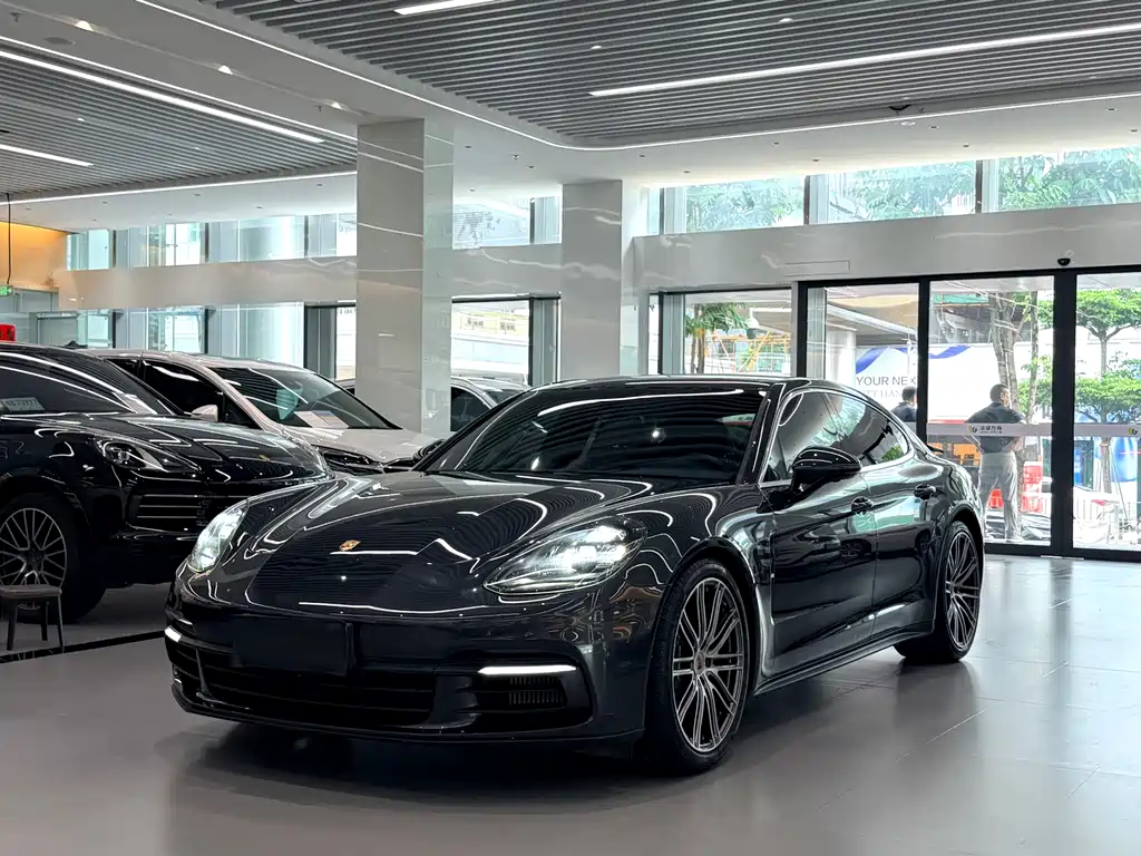 Porsche Panamera 2019 — фото 1