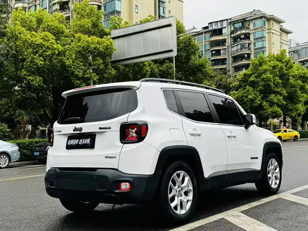 Jeep Renegade 2017 — фото 7