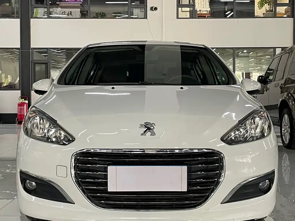 Peugeot 308 2012 — фото 2
