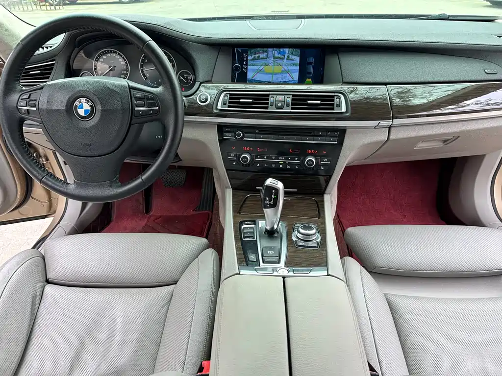 BMW 7 Series 2010 — фото 12