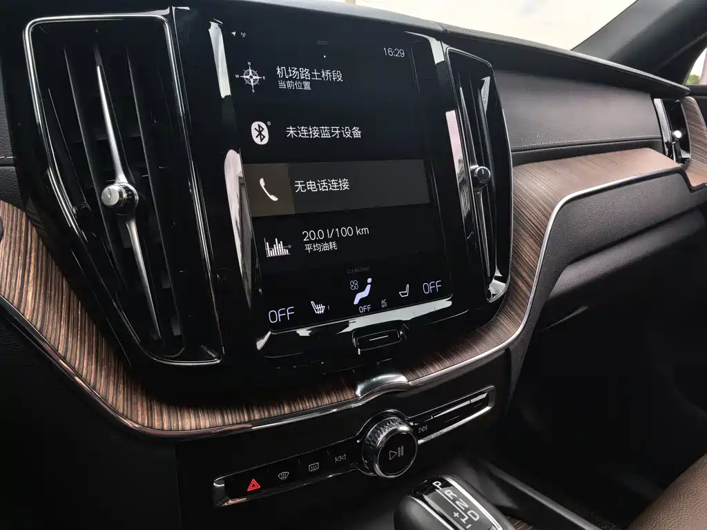 Volvo XC60 2020 — фото 12