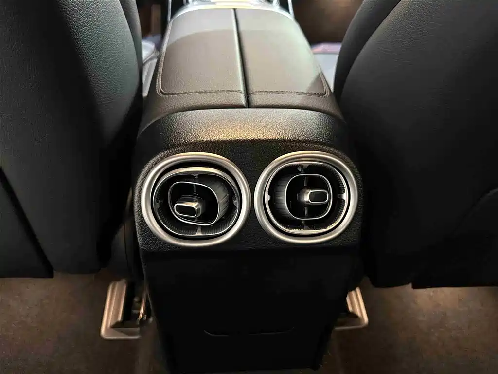 Mercedes-Benz C-Class 2025 — фото 12