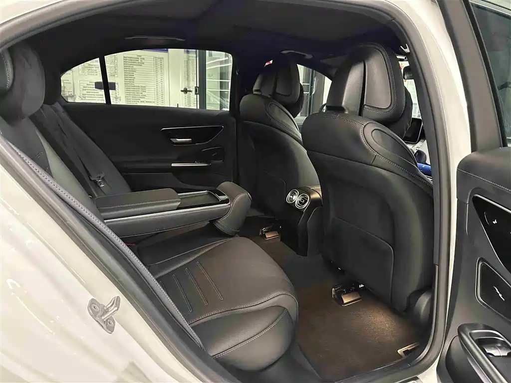 Mercedes-Benz C-Class 2025 — фото 15