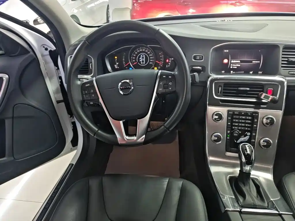 Volvo S60 2019 — фото 11