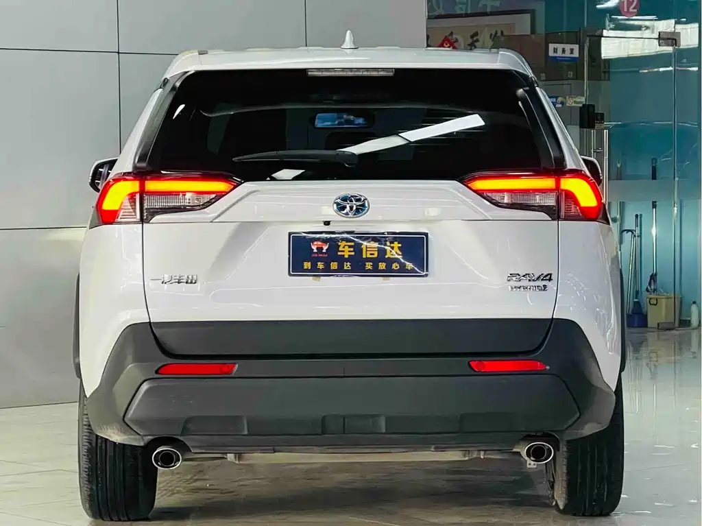 Toyota RAV4 2024 — фото 4
