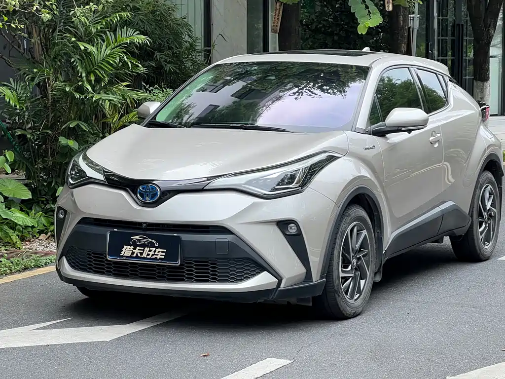 Toyota C-HR 2022 — фото 1