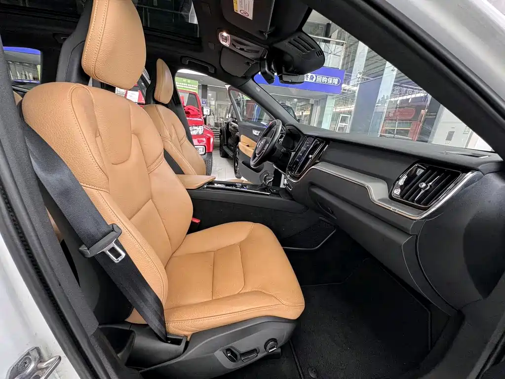 Volvo XC60 2018 — фото 22