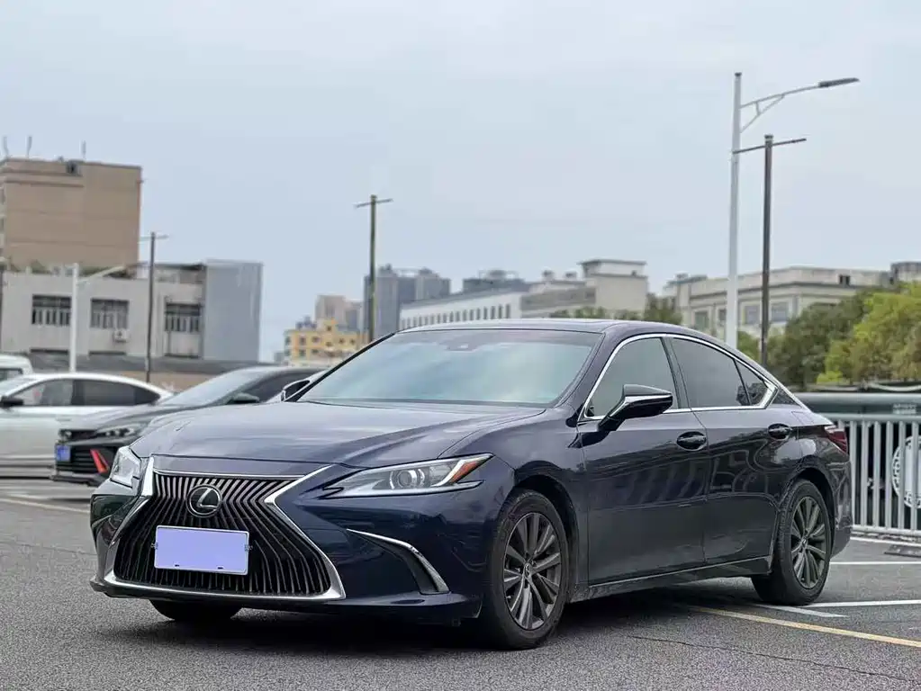 Lexus ES 2020 — фото 1