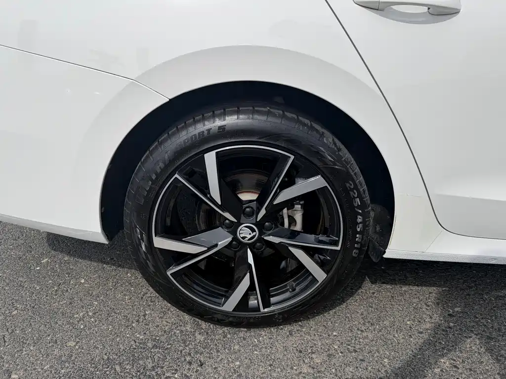 Skoda Octavia 2022 — фото 13