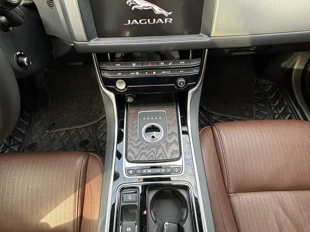 Jaguar XFL 2020 — фото 13