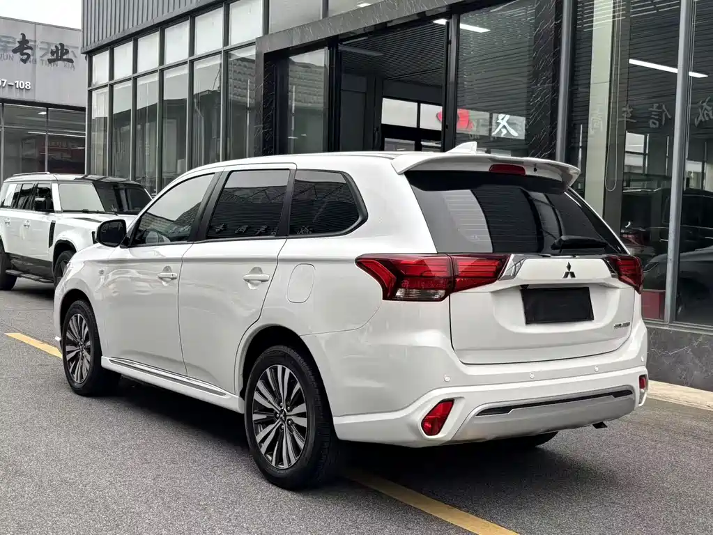 Mitsubishi Outlander 2022 — фото 11