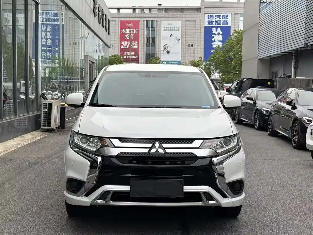 Mitsubishi Outlander 2022 — фото 3