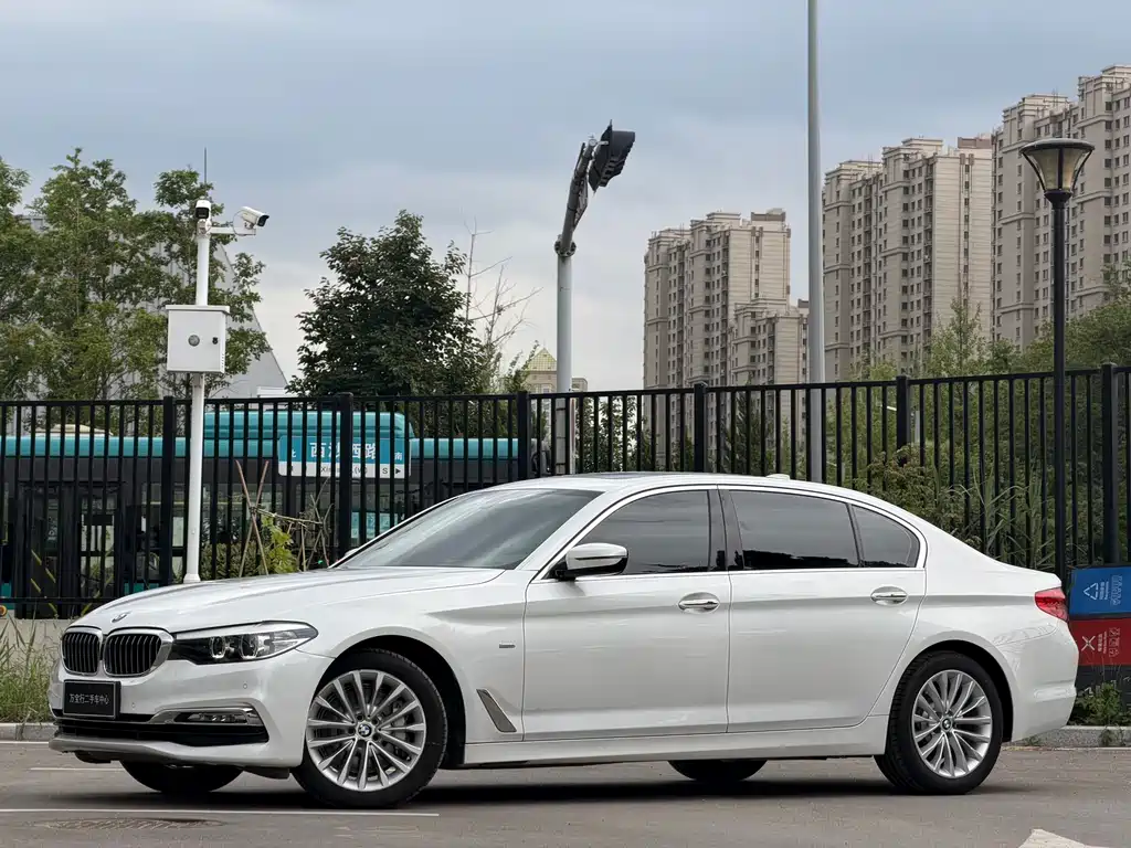BMW 5 Series 2018 — фото 1