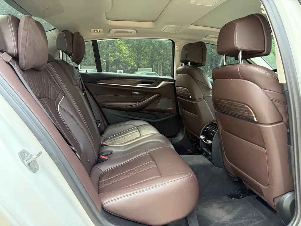 BMW 5 Series New Energy 2019 — фото 19