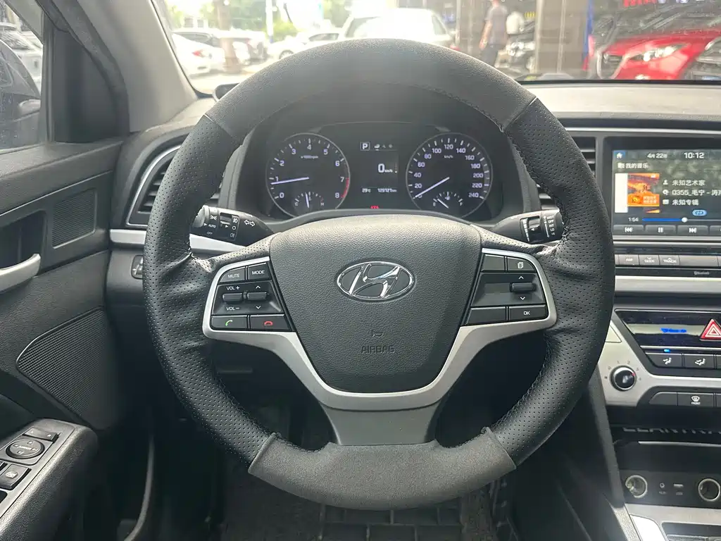 Hyundai Elantra 2018 — фото 11