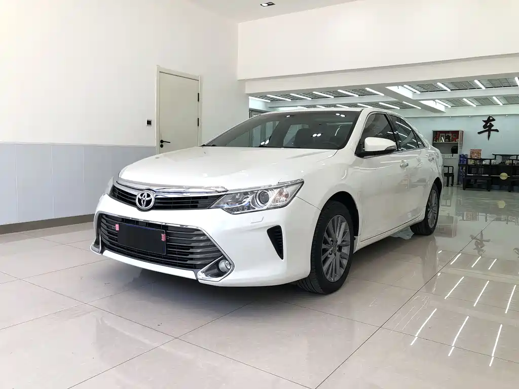 Toyota Camry 2015 — фото 1