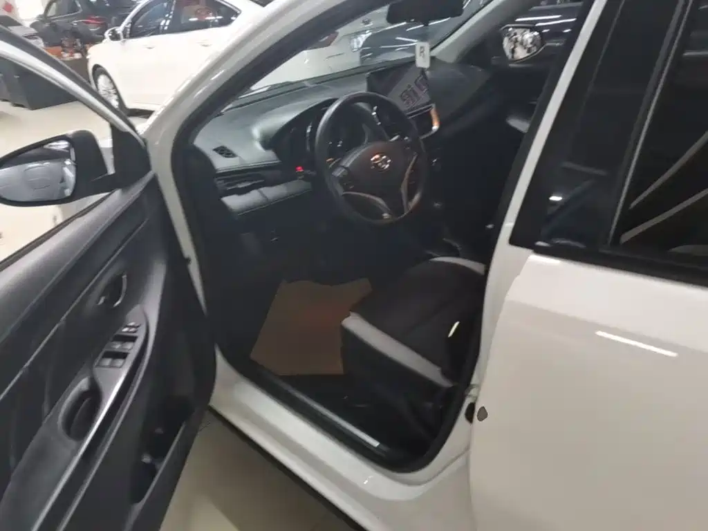 Toyota Yaris L 2023 — фото 15