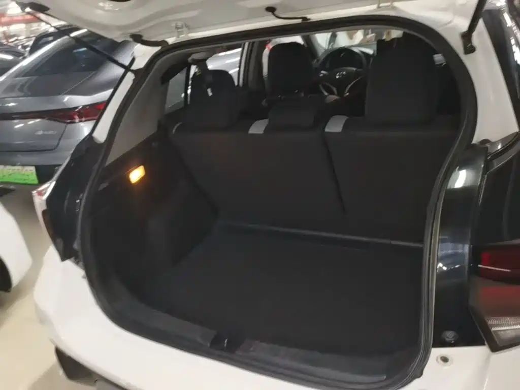 Toyota Yaris L 2023 — фото 19