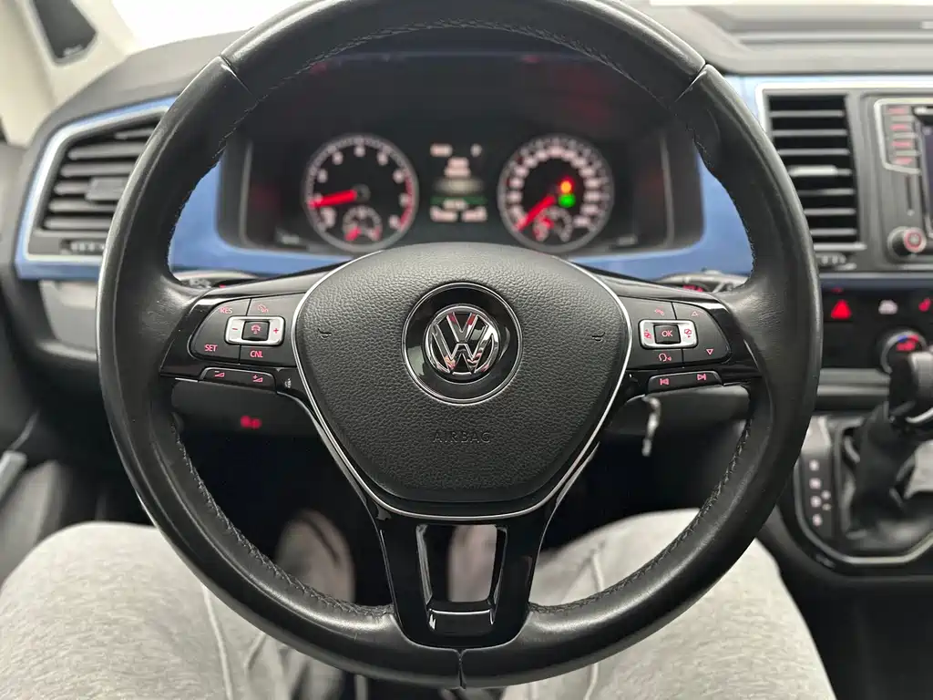 Volkswagen Multivan 2018 — фото 24