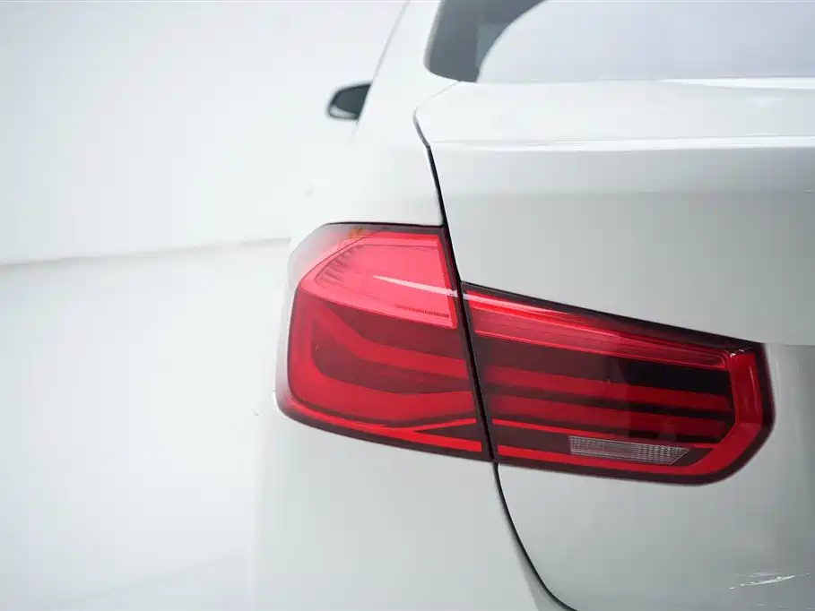 BMW 3 Series 2017 — фото 10