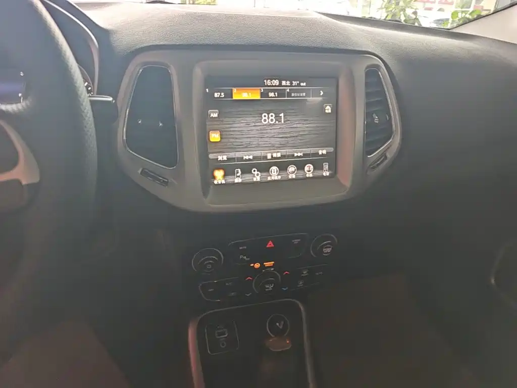 Jeep Compass 2018 — фото 13