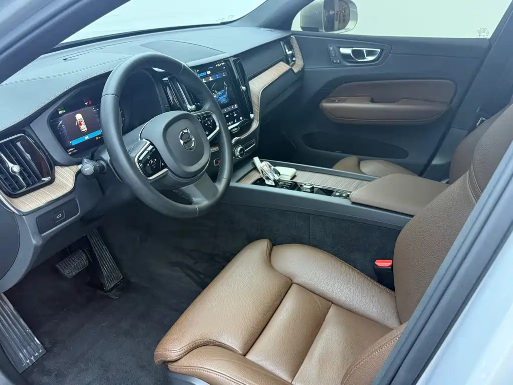 Volvo XC60 2022 — фото 10