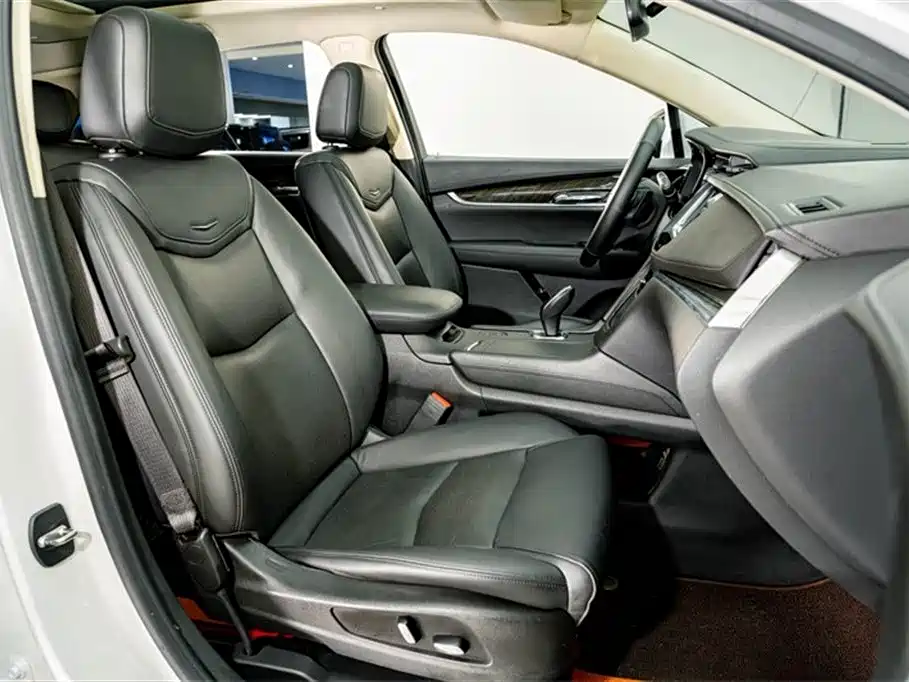 Cadillac XT5 2016 — фото 19