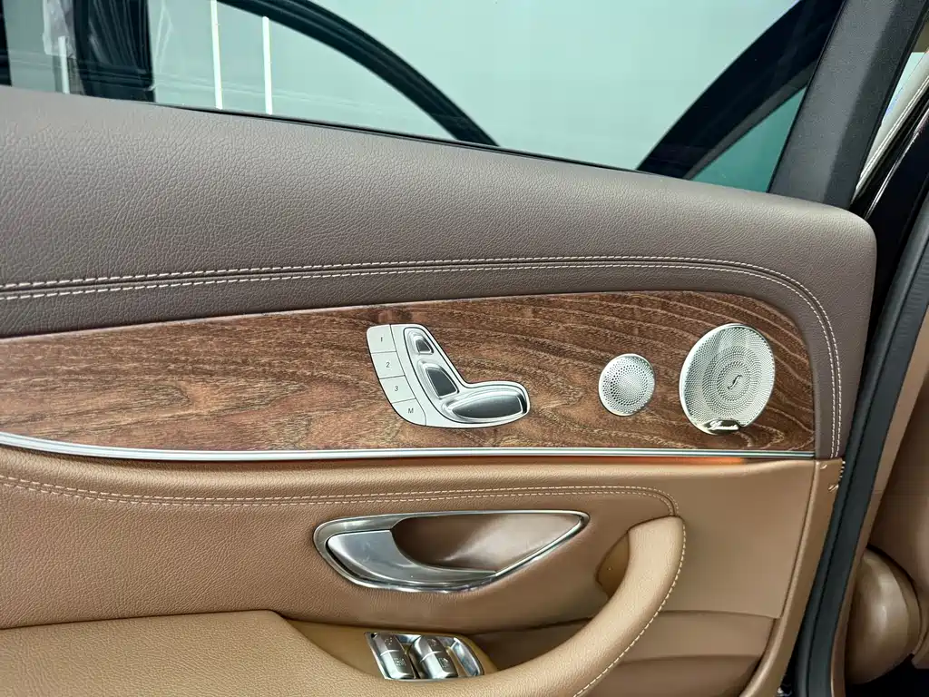 Mercedes-Benz E-Class 2023 — фото 12