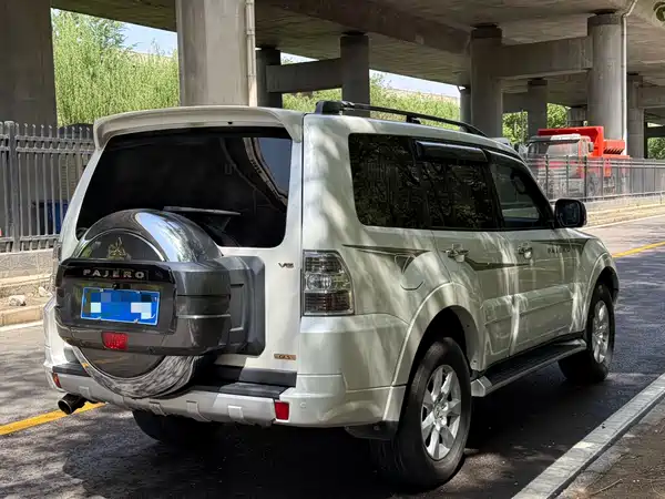 Mitsubishi Pajero 2016