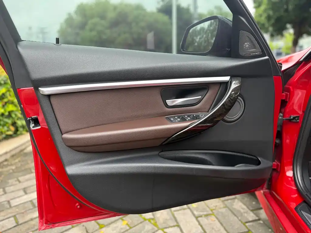 BMW 3 Series 2018 — фото 14