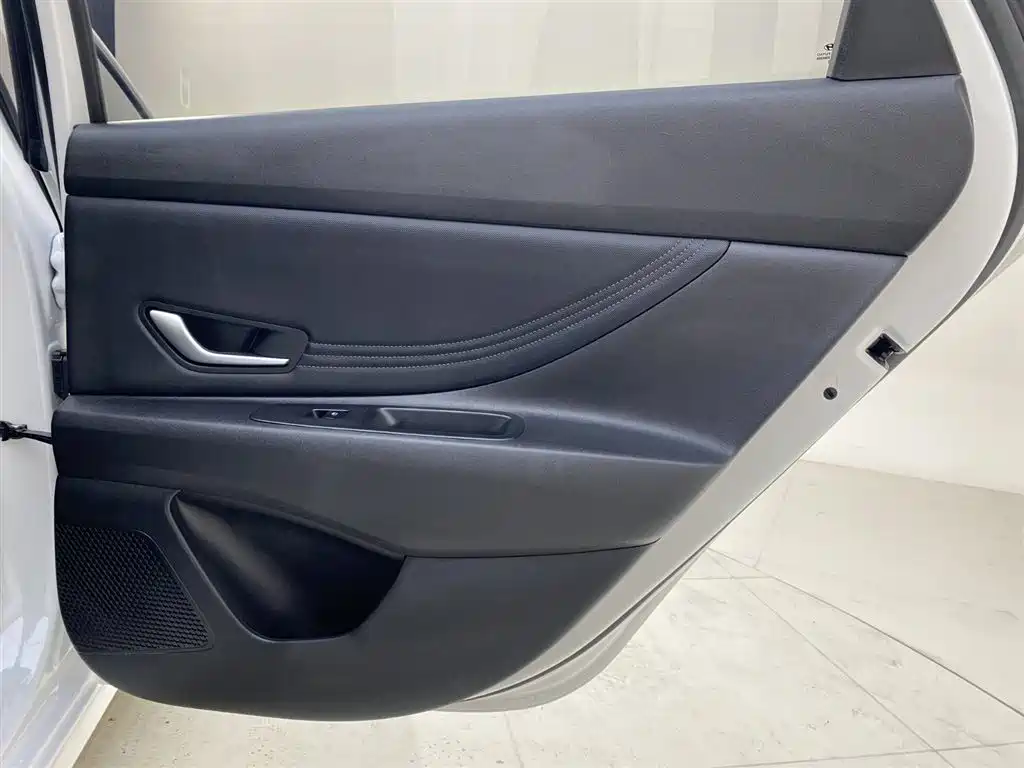 Hyundai Elantra 2023 — фото 12