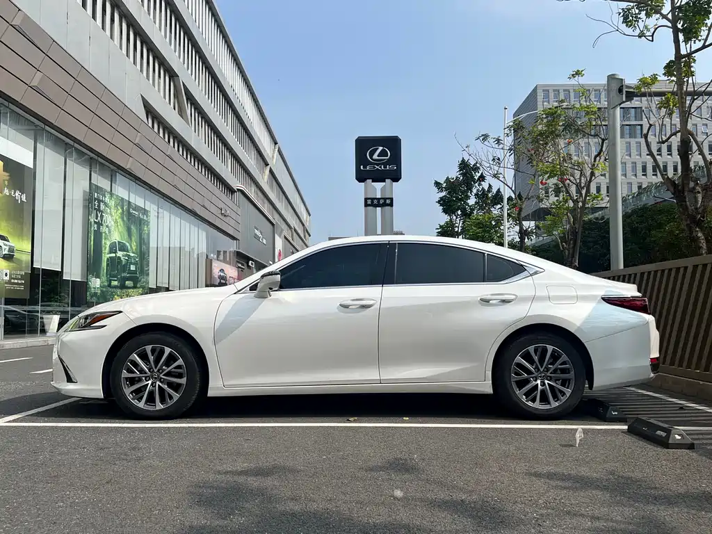 Lexus ES 2022 — фото 11