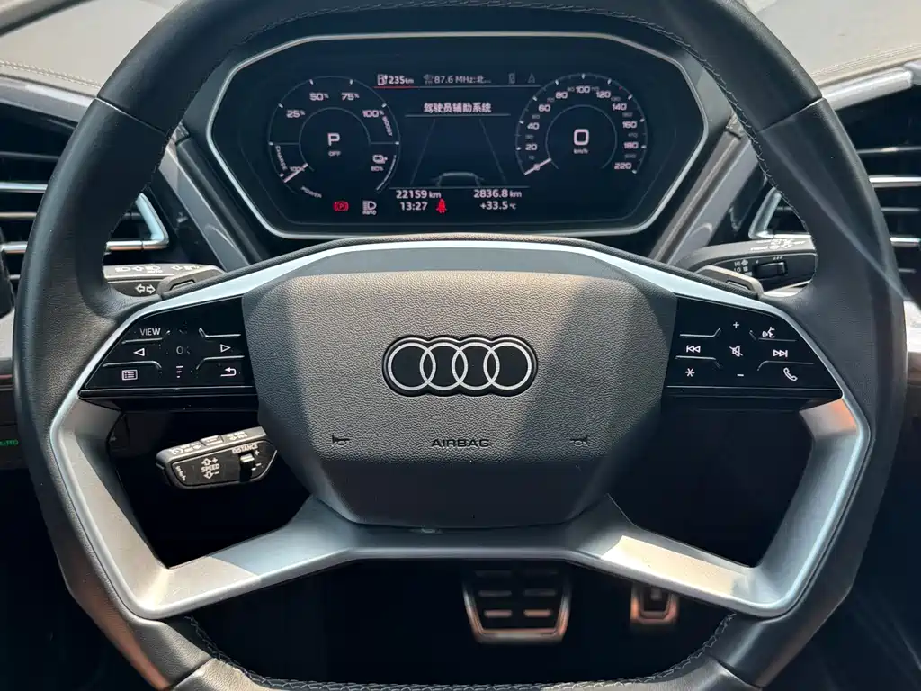 Audi Q4 e-tron 2023 — фото 25