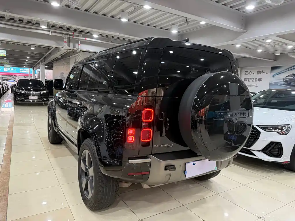 Land Rover Defender 2023 — фото 14