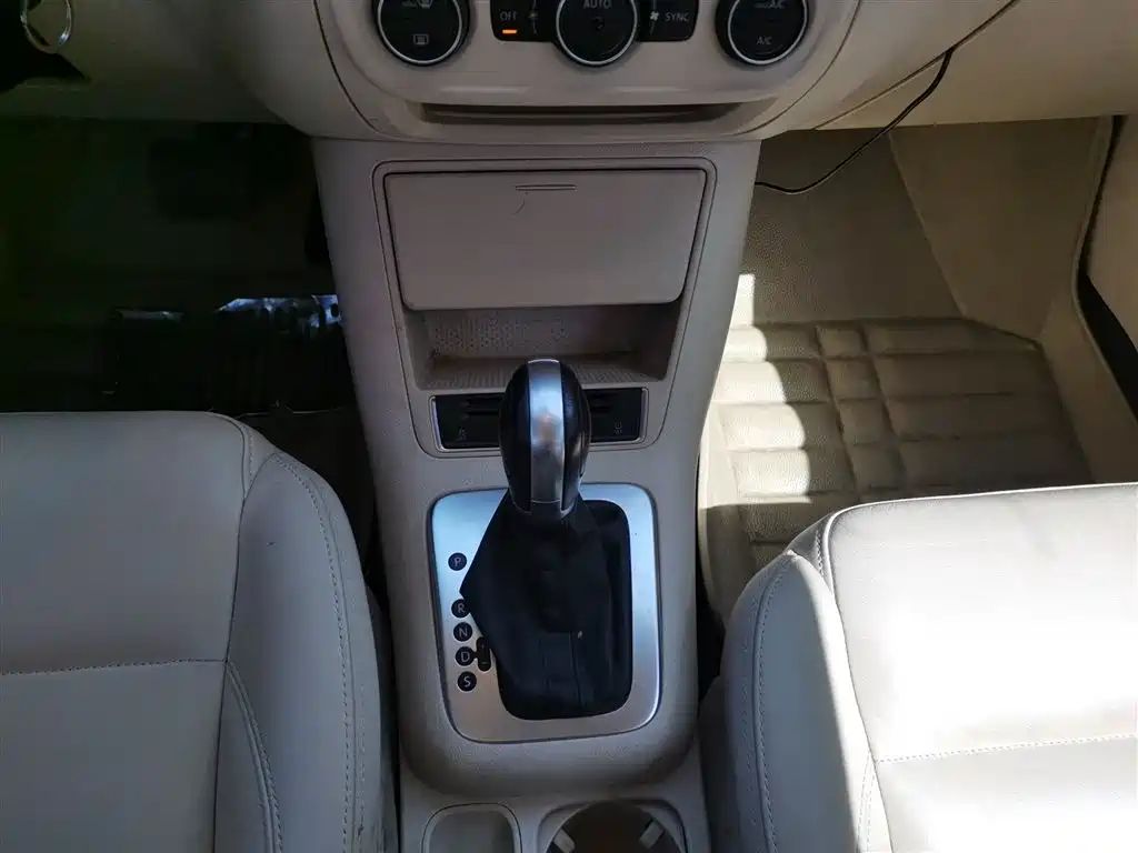 Volkswagen Tiguan 2015 — фото 14