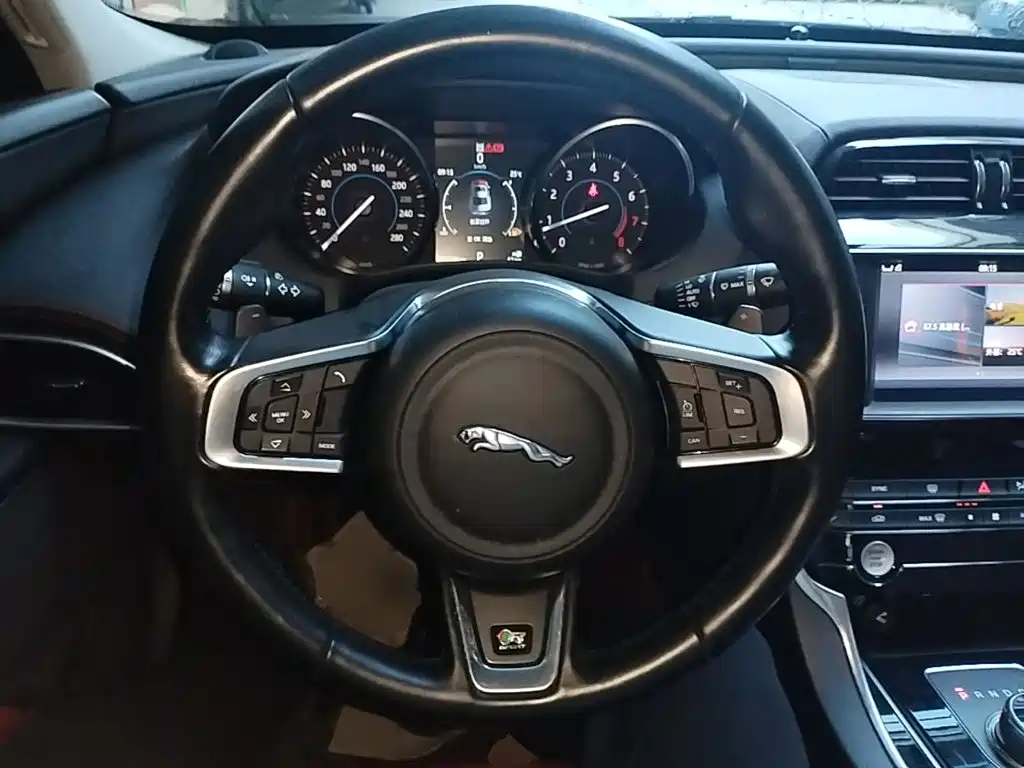 Jaguar XE 2017 — фото 11