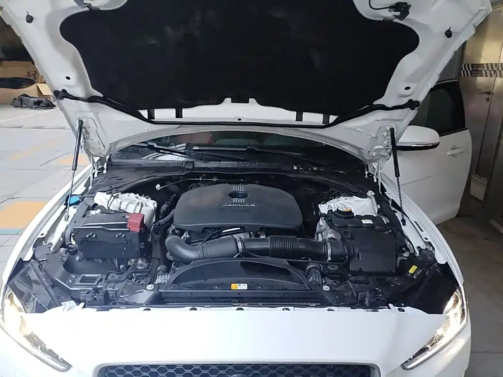 Jaguar XE 2017 — фото 20