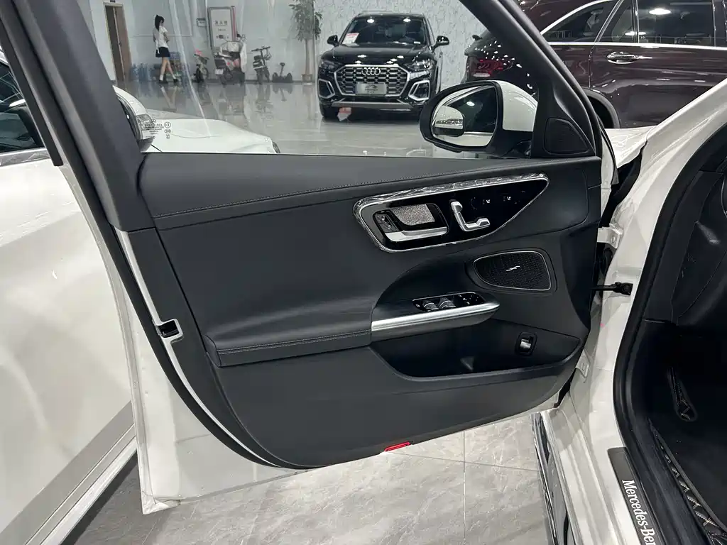 Mercedes-Benz C-Class 2024 — фото 10