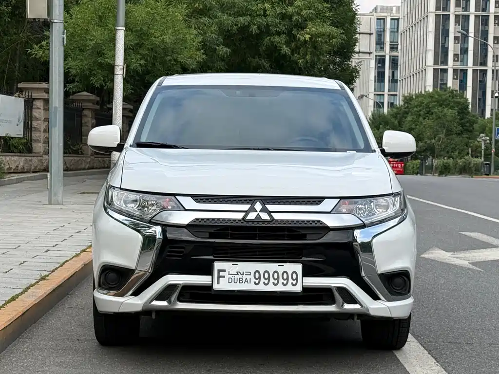 Mitsubishi Outlander 2021 — фото 2
