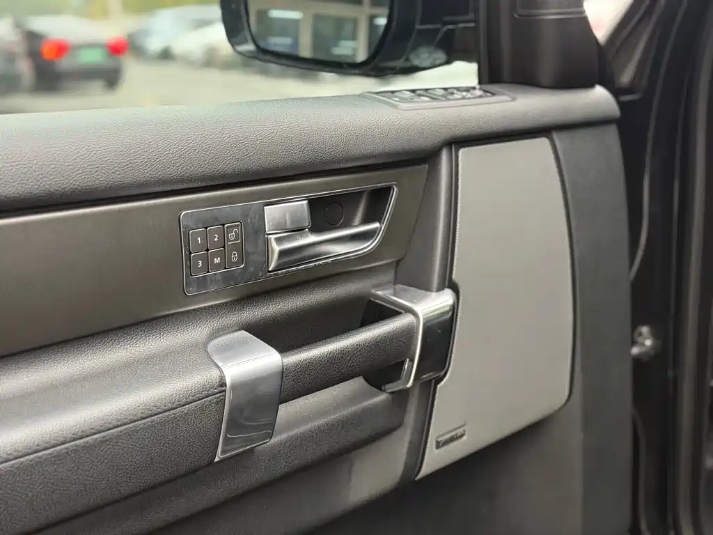 Land Rover Discovery 2016 — фото 16