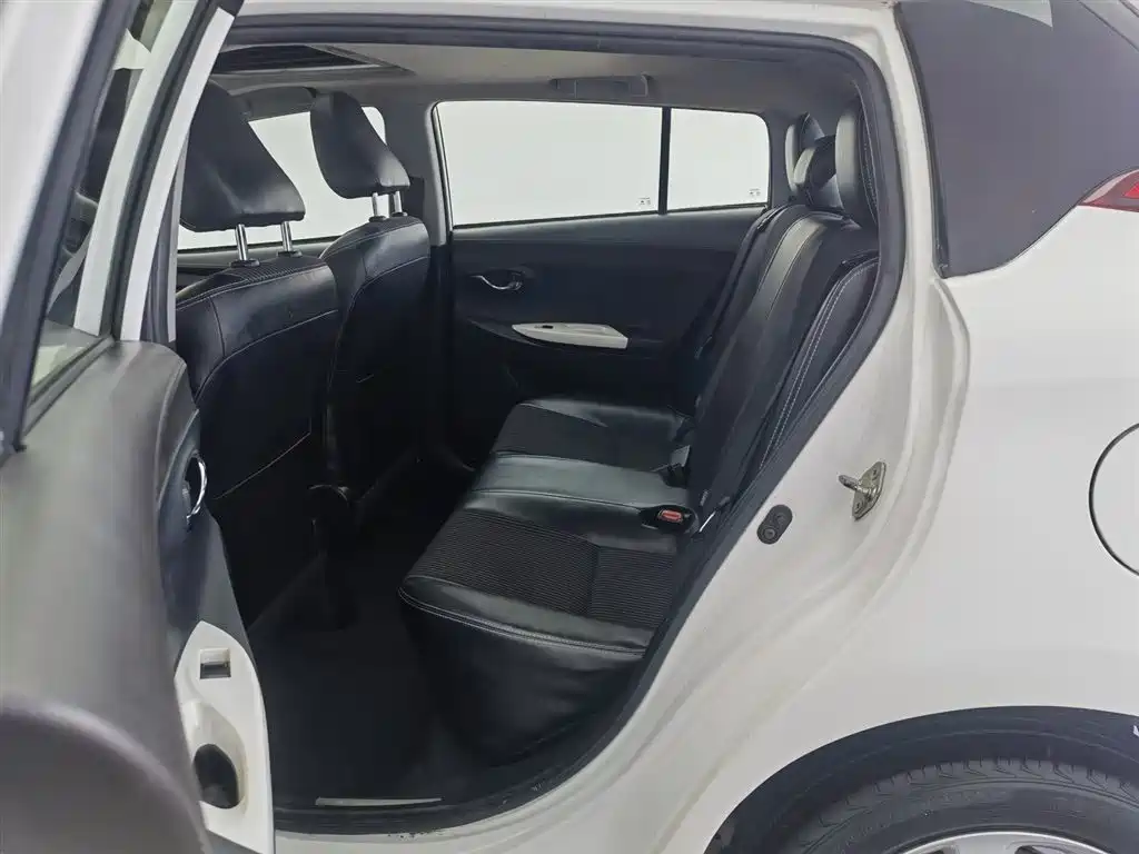 Toyota Yaris L 2015 — фото 15