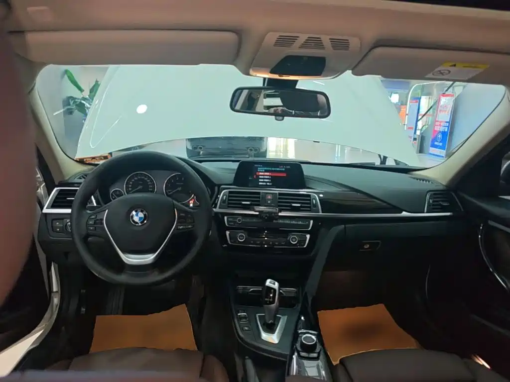 BMW 3 Series 2018 — фото 10