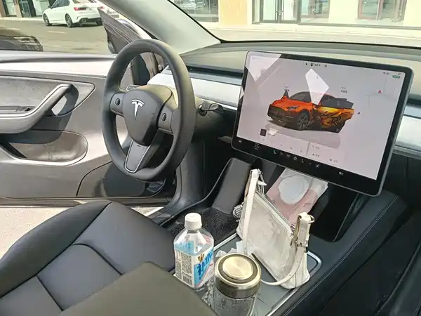 Tesla Model Y 2025