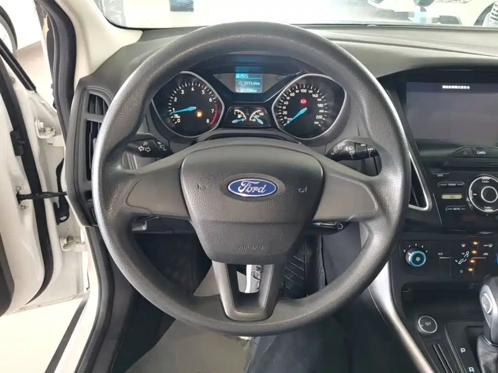 Ford Focus 2018 — фото 11