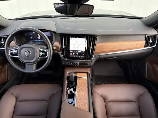 Volvo S90 2025